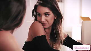 Vollbusige dominant boss wëll gesinn, Hir enk Brünette Mataarbechter frechen tits, wann Si wëll halen, Hiren job.Si leet Dir op d &#039; Knie ze lecken Hir Muschi