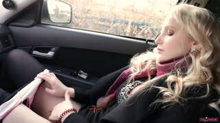 Ti fi elèv urleman byen fò kòm li kom apre masturban pussy li.