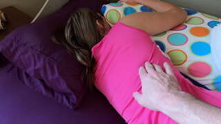 Il padre si figliastra fino al mattino con il suo cazzo enorme