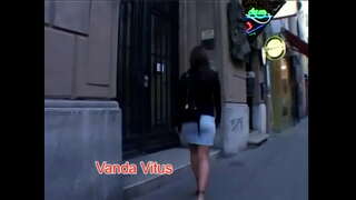 Femèl bote Sara Ble ak natirèl parcours kòk chante nan tout pozisyon