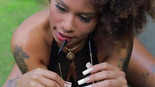 Задниця прекрасної дівчини стрибала на молодому парубкові