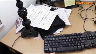 Dude huet en Deal mat enger waarme Geschäftsfrau, domat si Suen huet