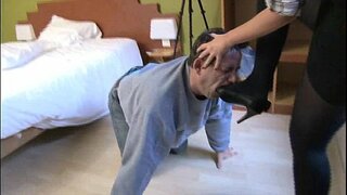 Nyonya nyieun nya jalu budak ngaletak nya heels luhur sapatu