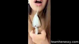 Sexy babe ഇടുന്നു ക്രിസ്റ്റൽ butt plug in her ass and plays with the toy at the same time