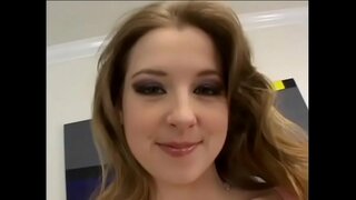 Sexy babe me qepë prapanicë do të sucks karin dhe merr fucked doggystyle