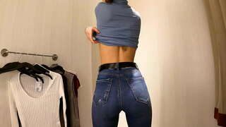 WOW! Init nga babaye nga uban sa gamay nga atngal pagsinina t-shirt ug mga blouses sa publiko locker lawak 4K 60Fps