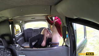 Pranešk apie netikrą Taksi Karšto Babe Holly Kiss Plinta savo Kojų ir Sucks Gaidys