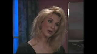 Splendida signora bionda succhia cazzo e ottiene la sua rosa figa scopata sul divano nero